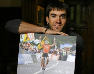 Ion Izagirre 2012ko Giroan lortutako garaipena gogoratzen duen argazkiarekin. / Angel Elortza