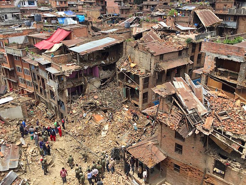 Nepalen, lurrikarak desegindako etxebizitza batean erreskate lanetan. / Mikel Aiestaran