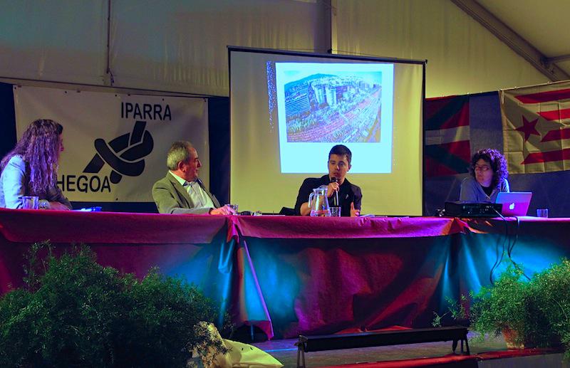 Jose Maria Clavero, Joan Solé eta Liz Castro Kataluniako herri mugimenduetako ordezkariak Seguran, Iparra-Hegoako mahai inguruan.