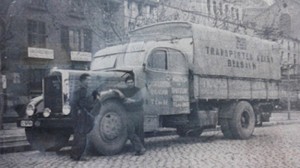 Azkar enpresaren kamioi bat, 1950 inguruan. Beasaingoa zela jartzen zuten errotuluek. Izena, hala ere, beti euskal grafiarekin.
