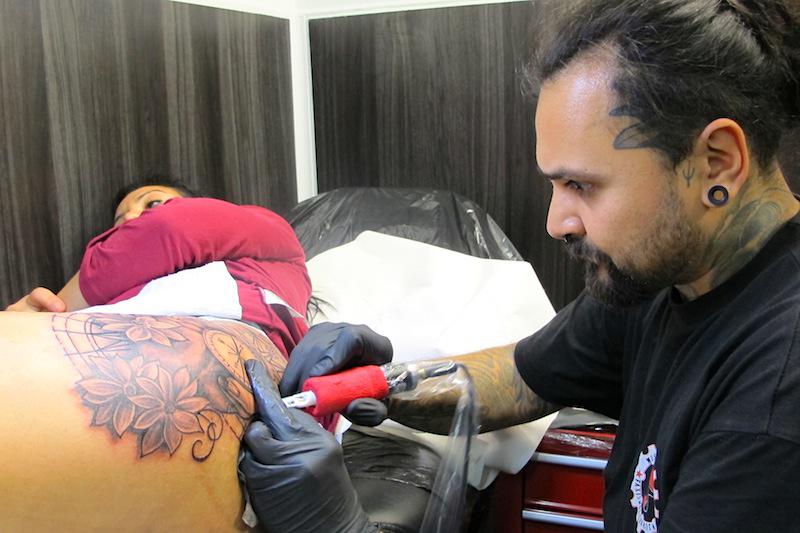 Hector Rey Beasainen duen Eki Tatto estudioan bezero bati tatuajea egiten.