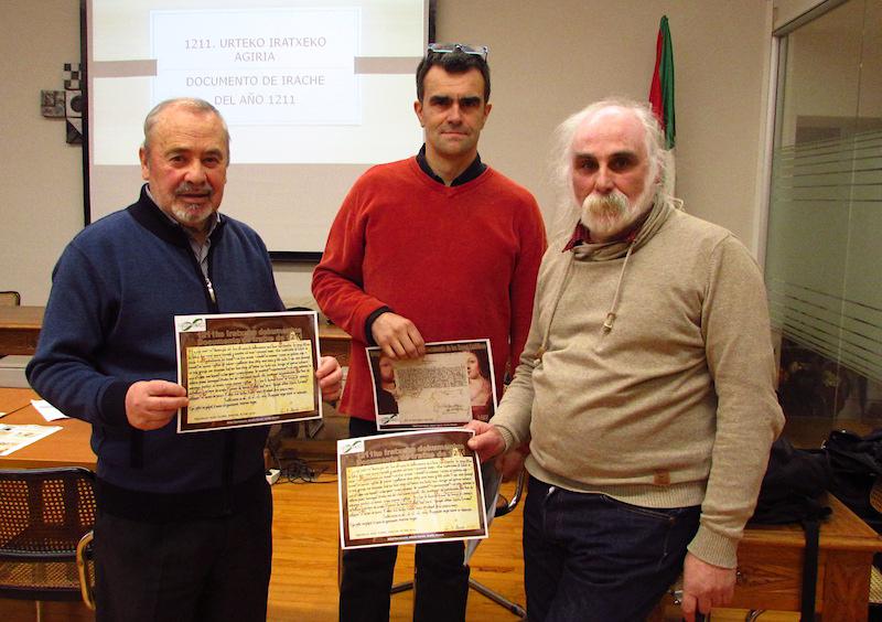 Martin Garcia, Mikel Dorronsoro eta Joseba Alonso historialari afizionatuak, Beasainen aipamen zaharrena duen dokumentuaren kopiekin. 