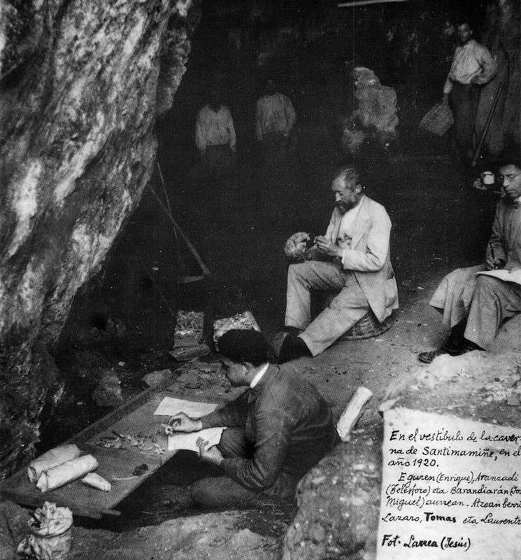 Eguren,?Aranzadi eta Barandiaran, Santimamiñen, 1920an, hirurak elkarrekin dauden argazki bakarretako batean.