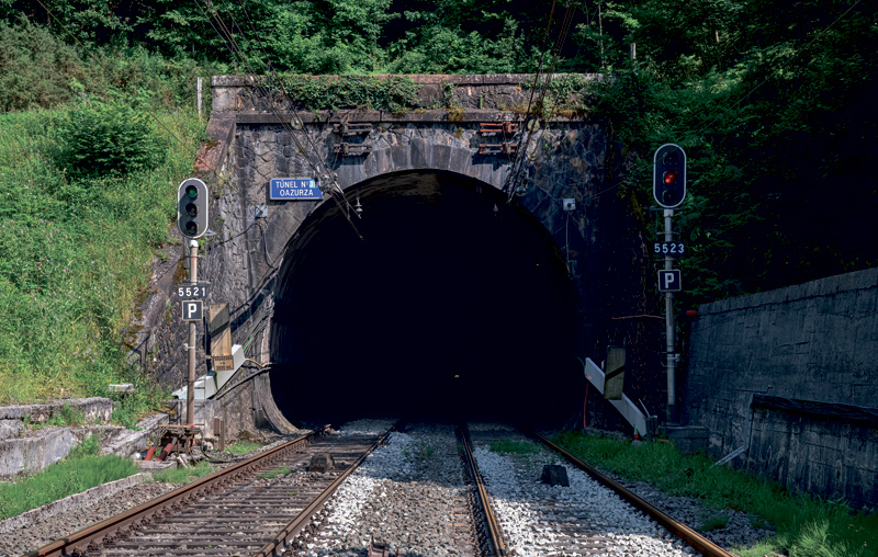 Oazurtzako tunela edo Tunel Handia. 2.995 metroko luzera du, 1864an bukatu zuten. Mutur batetik bestera, amaiera ikus daiteke. 2015era arte, Gipuzkoako tunelik luzeena izan zen.